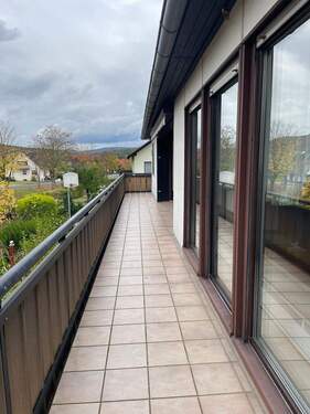 Balkon über gesamte Hausbreite - 
