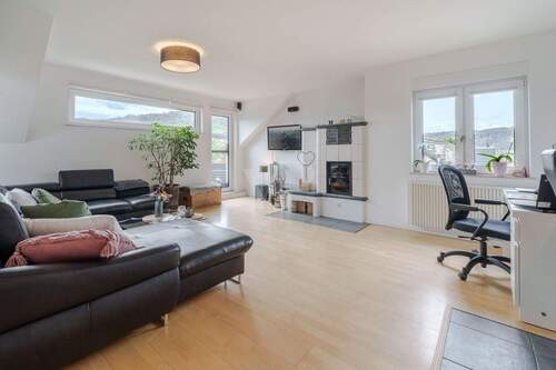 Helles Wohnzimmer mit großen Fensterelementen - Etagenwohnung mit 98,00 m&sup2; in Kelkheim (Taunus) zum Kaufen