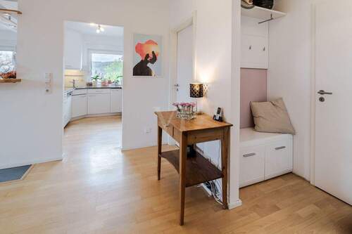 Diele mit Garderobe - 