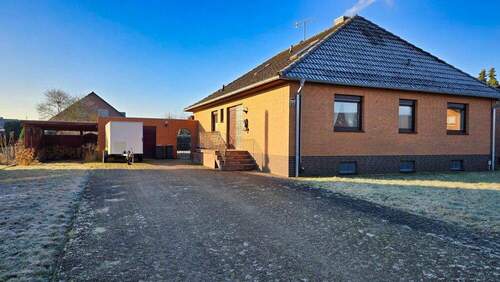 Einfahrt - Wohnklassiker für Familien: 201 m² Wohnfläche, modernisiertes Bad und großer Garten!