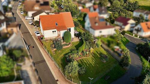 Hausansicht - 9 Zimmer Einfamilienhaus in Helsa