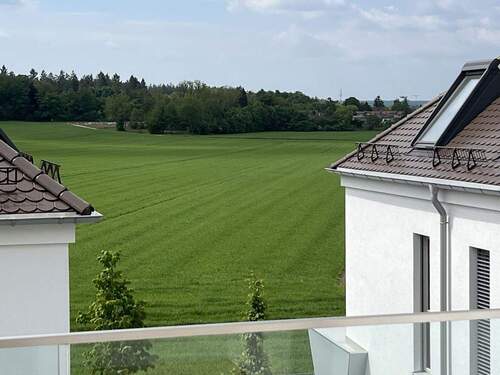 Ausblick - FERTIG GESTELLT - 2 12 Zimmer Dachgeschosstraum mit Südausrichtung und niedrigen Nebenkosten