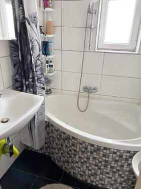 .. schöne Eckbadewanne ! - 