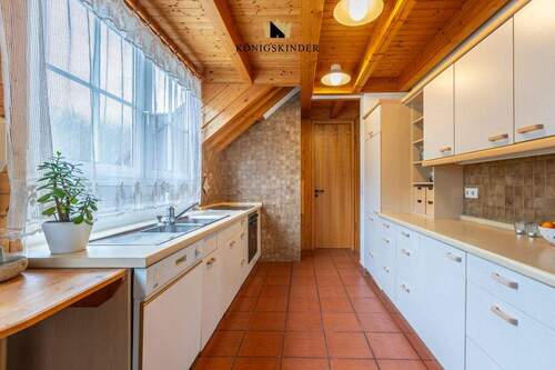 Küche mit Blick auf Vorratsraum DG 1 - 