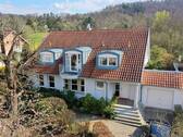 Hausansicht aus der Vogelperspektive mit Eingangsbereich und Garageneinfahrt - Exklusives Wohnerlebnis in begehrter Lage von Gerlingen