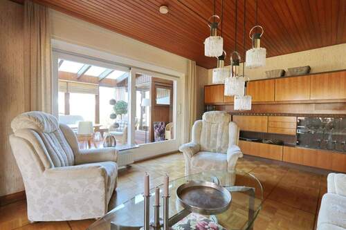 Wohnzimmer mit angrenzendem Wintergarten - 