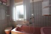 WC und Badewanne mit Duschstange - 