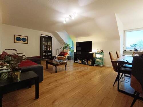 Wohnzimmer - 2-Zimmer-Dachgeschoss-Wohnung - befristet bis 31.12.2028