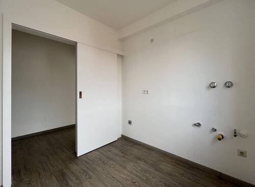 Küche mit platzsparender Schiebetür - 