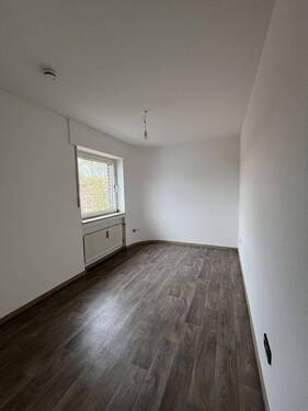 Platz für Bett und Kommode - 