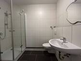 Badezimmer mit flacher Duschtasse - 