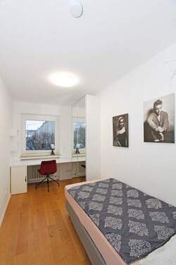 3. Schlafzimmer mit Schrank und Schreibtisch - 