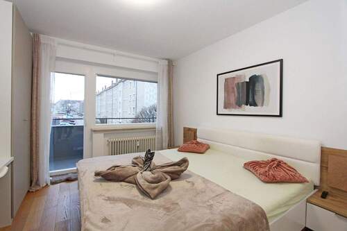 Großes Schlafzimmer mit Zugang zum Balkon, Schrank und Schreibtisch - 