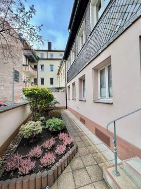 Vorgarten - 1 Zimmer Mehrfamilienhaus, Wohnhaus zum Kaufen in Fürth