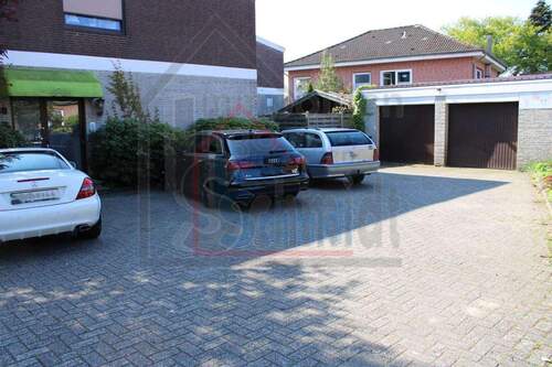 Parkfläche/ Garagen - 