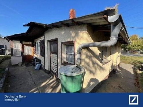 Rückansicht - Kleiner Bungalow in einfacher Bauweise