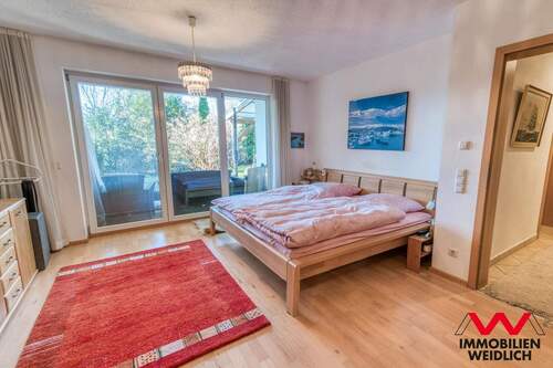Schlafzimmer mit Terrasse im Untergeschoss - 