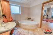 Bad mit Wanne im Untergeschoss - 