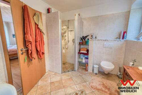 Bad mit Dusche im Untergeschoss - 