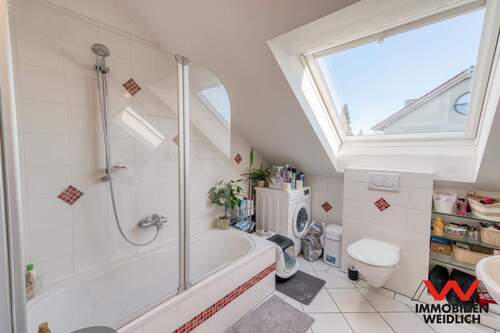 Bad mit Wanne im Dachgeschoss - 