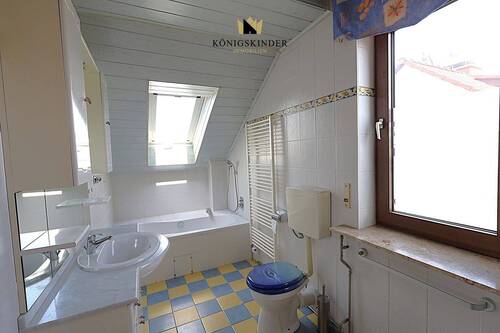 ...mit dem geräumigen Bad... - 