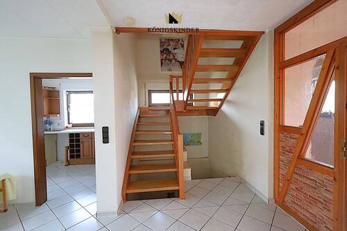 über die raumgestaltende Treppe... - 