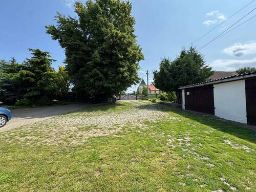 Blick zur Straße - rechts Garagen - 