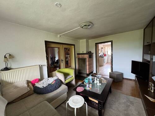Wohnzimmer 1.OG - Hauseingang links - 