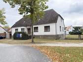 Straßenansicht mit Freitreppe - 5 Zimmer Einfamilienhaus zum Kaufen in Neuhardenberg