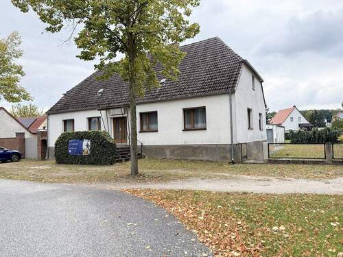 Straßenansicht mit Freitreppe - 5 Zimmer Einfamilienhaus zum Kaufen in Neuhardenberg