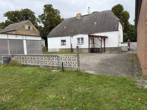 Rückseite mit Eingang und Garagen - 5 Zimmer Einfamilienhaus in Neuhardenberg