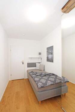 2. Schlafzimmer mit Schrank und Schreibtisch - 