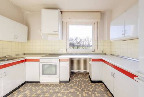 Küche mit viel Arbeitsfläche - 