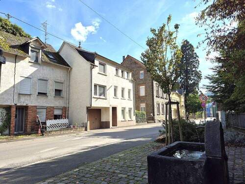 Lage im Ort - Renovierungsbedürftiges Reihenhaus mit Garage und teilweise überdachtem Innenhof