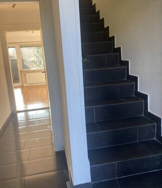 Flur / Treppe ins 1.OG - 4 Zimmer Reihenmittelhaus in Hamburg