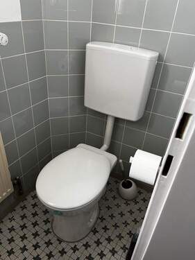 Toilette - Etagenwohnung mit 86,00 m&sup2; in Schwifting zur Miete
