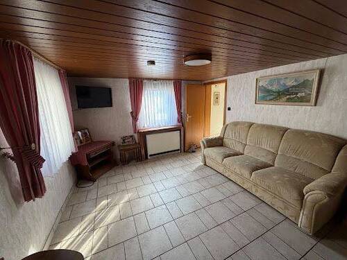 Wohnzimmer Ansicht 1.jpeg - 4 Zimmer Einfamilienhaus in Eitorf