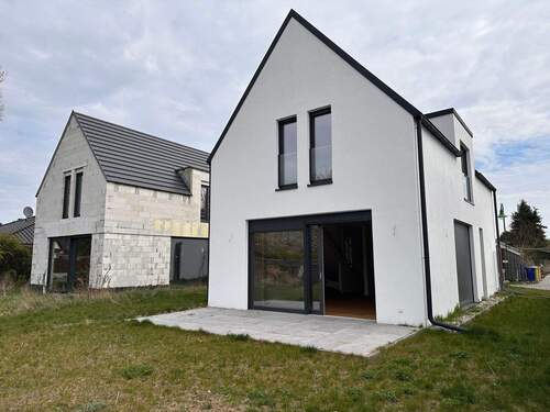 Haus Gartenansicht.JPG - Exklusives Einfamilienhaus mit moderner Ausstattung in ruhiger Wohnlage. Erstbezug!