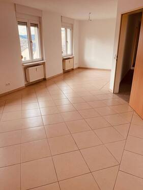 Geräumiges Wohnzimmer.jpg - Etagenwohnung mit 98,30 m² in Saarburg zur Miete