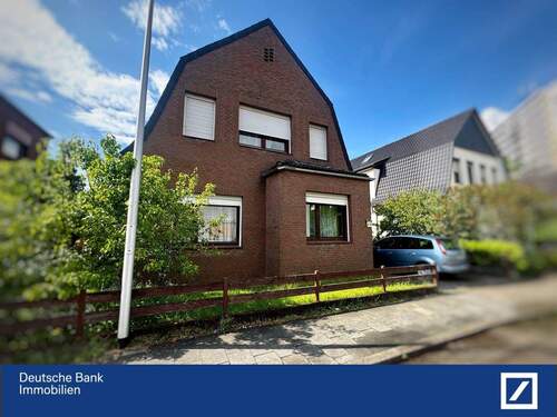 Vorderansicht - Charmantes Zweifamilienhaus mit Ausbau und Dachterrasse!
