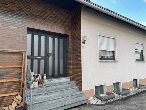 Hausansicht - Freundliche 2-Zimmer-Wohnung in ruhiger Lage