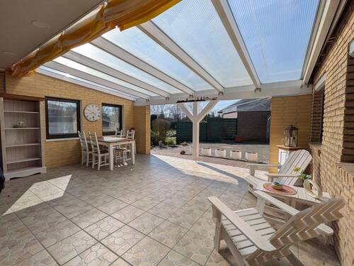 riesige überdachte Terrasse - 