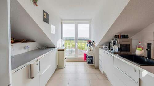 Küche 1 - Gepflegte & helle Dachgeschosswohnung - 3 Zimmer, großer Balkon & Carport in ruhiger Lage