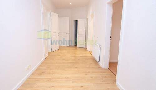 Diele mit weitläufigem Eingangsbereich und praktischen Stellflächen für Garderobe und Möbel - 