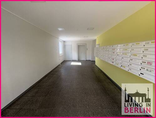 Hauseingang - 1 Zimmer Etagenwohnung zum Kaufen in Berlin