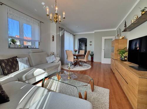 Hellers Wohnzimmer mit Balkon - Etagenwohnung mit 72,00 m&sup2; in Bischofswerda zum Kaufen