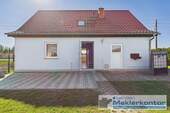 Hofseite/Eingang/Terasse - 