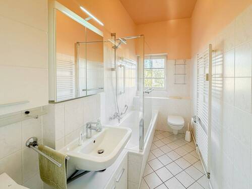 Badezimmer mit Fenster - Etagenwohnung mit 80,60 m&sup2; in Berlin zum Kaufen