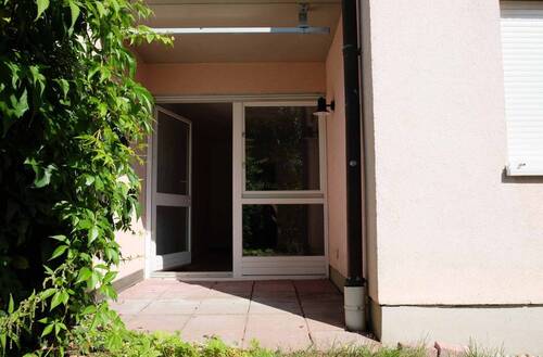 Blick zur Terrasse - * 2-RWE mit kleinem Garten * Laminat * BadWanne * KücheFenster * TG-Stellplatz möglich *