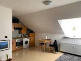 Wohnzimmer mit Einbauküche - 1 Zimmer Etagenwohnung in Bielefeld